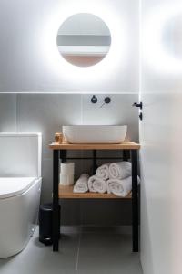 蓬特德乌梅Albatros的浴室设有水槽和一堆毛巾