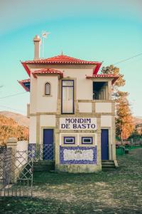 塞洛里库迪巴什图Estação Ferroviária de Mondim de Basto的带有读巴索君主制标志的房子