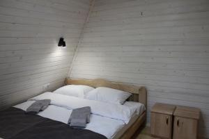 皮利佩齐Soul House的一张带白色床单和枕头的床