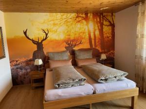 艾森巴哈艾尔特沃格特索夫旅馆的一间卧室配有一张壁画床