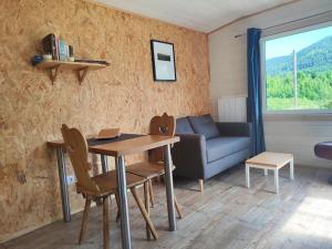 Raon-sur-PlaineChalet Notcimick的客厅配有桌子和沙发