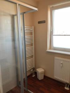 普雷罗Ferienwohnung Strandgut的带淋浴和卫生间的浴室以及窗户。