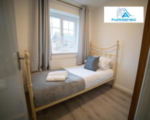 利物浦Insurance Stays by Furnished Accommodation Liverpool - Family Home的一间小卧室,配有一张带窗户的床
