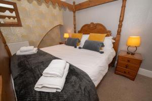 布里德灵顿Mont Millais的一间卧室配有带白色床单和枕头的床。