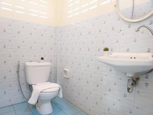 Ban Wang Takhraiปานีวิลล์ รีสอร์ต的一间带卫生间和水槽的浴室