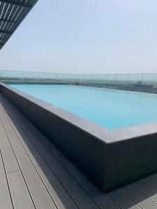 阿克拉RT PROPERTIES @ THE LENNOX AIRPORT RESIDENTIAL的大楼顶部的大型游泳池