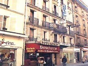 巴黎阿文尼尔酒店的街上的一座建筑,前面的人在街上行走