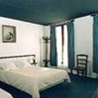 巴黎阿文尼尔酒店的一间卧室配有一张床和一把椅子