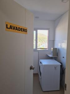 维拉卡洛斯帕兹Edificio Leonardo 6to piso的洗衣房配有洗衣机和窗户