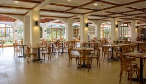 拉塞雷纳Hotel y Departamentos La Serena - Caja Los Andes的用餐室设有桌椅和窗户。