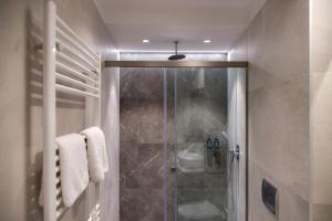 约阿尼纳Zalo Urban Living Spaces的浴室里设有玻璃门淋浴