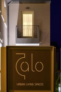 约阿尼纳Zalo Urban Living Spaces的大楼前的标志,带有微波炉