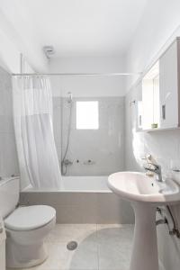 MélanesNick & Debbie's two-storey apartment的白色的浴室设有卫生间和水槽。