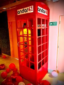 圣保罗Experience 41的红色的电话亭,在一间红色的房间里