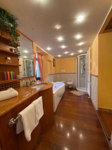 切尔诺比奥Janua Major的带浴缸、卫生间和盥洗盆的浴室