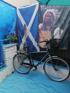奥赫里德Blue Lake hostel的停在带画的横幅前面的自行车