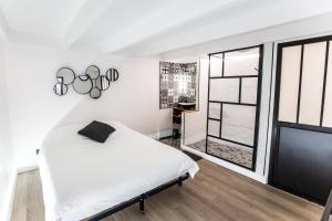 马赛Magnifique Duplex 2ch / 2 sdb的白色的卧室设有床和窗户