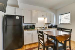 MarlintonDowntown Marlinton Vacation Rental Apartment!的厨房配有黑色冰箱和桌子
