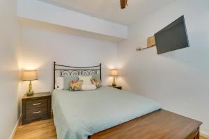 MarlintonDowntown Marlinton Vacation Rental Apartment!的一间卧室配有一张床和一台平面电视