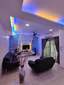 怡保Ipoh Premium Cozy Relax Home的客厅配有黑色皮革家具和天花板