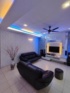 怡保Ipoh Premium Cozy Relax Home的带沙发和平面电视的客厅