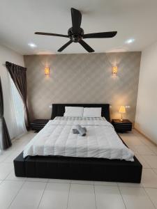 怡保Ipoh Premium Cozy Relax Home的一间卧室配有一张大床和吊扇