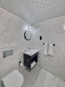库萨达斯Sezgin Boutique Hotel的白色的浴室设有水槽和卫生间。