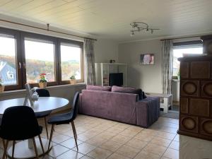 温特贝格de Vinkenborg nabij Winterberg的客厅配有紫色沙发和桌子
