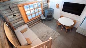 普哈圣山Ski-in-out FreeRider的享有带桌子和炉灶的客厅的顶部景色。