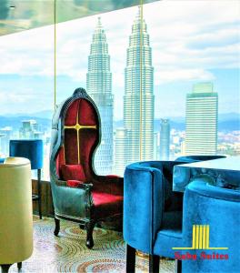 吉隆坡吉隆坡武吉免登白金KLCC萨巴套房的市景客房的椅子