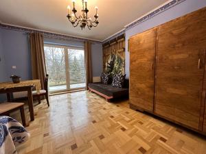 Rezydencja Pod Platanem的客厅设有大型木制橱柜和沙发。