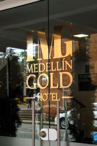 麦德林hotel medellin gold的金色酒店窗口的标志