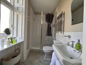 哈罗盖特哈泽尔庄园酒店的白色的浴室设有卫生间和水槽。