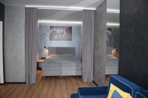 卢茨克Дизайнерські апартаменти в ЖК DreamTown 10б的一间卧室配有一张床、一张书桌和窗帘
