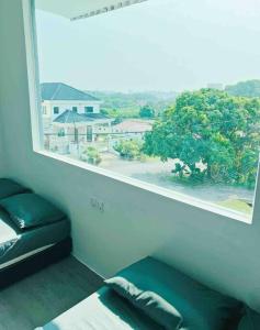 马六甲Dato Villa Luxury Homestay 12min to Jonker Street 26pax Private Pool的客房设有大窗户、一张床和一张沙发