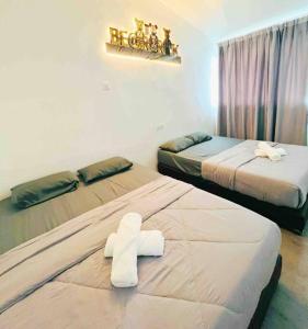 马六甲Dato Villa Luxury Homestay 12min to Jonker Street 26pax Private Pool的酒店客房设有两张床,上面有白色的动物