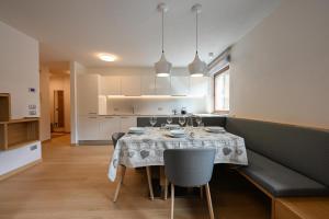 卡纳泽伊Casa al Parco Deluxe的用餐室以及带桌椅的厨房。