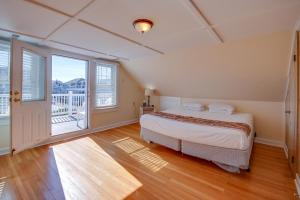 大洋城雄伟酒店和公寓的一间卧室设有一张床和一个阳台