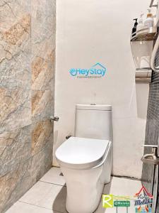 马六甲Klebang Villa 17Pax PrivateSwimmingPool TownArea By Heystay Management的一间位于客房内的白色卫生间的浴室