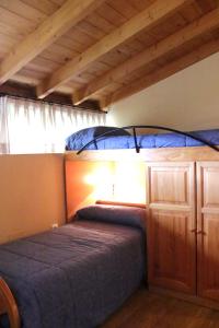 巴尼奥斯德蒙特迈奥尔Albergue Turístico Via de la Plata的一间卧室配有一张双层床和一张蓝色的床