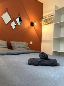 布尔日Logement Neuf - Proximité Centre的一间卧室配有一张带黑色毛巾的床