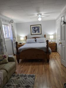 格雷文赫斯特Bear & Butterfly Bed and Breakfast的一间卧室配有一张床和一张沙发