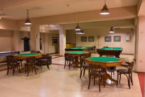 拉塞雷纳Hotel y Departamentos La Serena - Caja Los Andes的配有乒乓球桌和椅子的房间