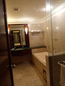 吉隆坡Ts service suites at Times Square的带浴缸、水槽和镜子的浴室