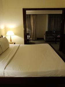 吉隆坡Ts service suites at Times Square的一张大白色的床,位于酒店客房内