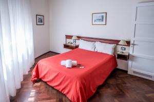 圣达菲Castelar Hotel Santa Fe的一间卧室配有红色的床和2条毛巾