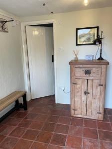 埃克塞特Elbury Lodge的一间设有木制橱柜和长凳的房间