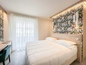 米兰马瑞提那贝莱蒂尼酒店 的一间卧室配有一张带花卉壁纸的大床