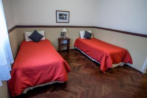 圣达菲Castelar Hotel Santa Fe的两张睡床彼此相邻,位于一个房间里
