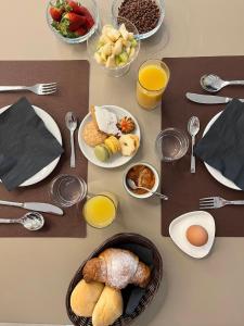 包内伊Tarsis Guest House的餐桌上摆着早餐食品和鸡蛋